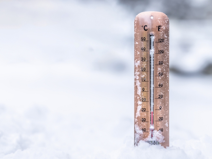 thermometer in snow 