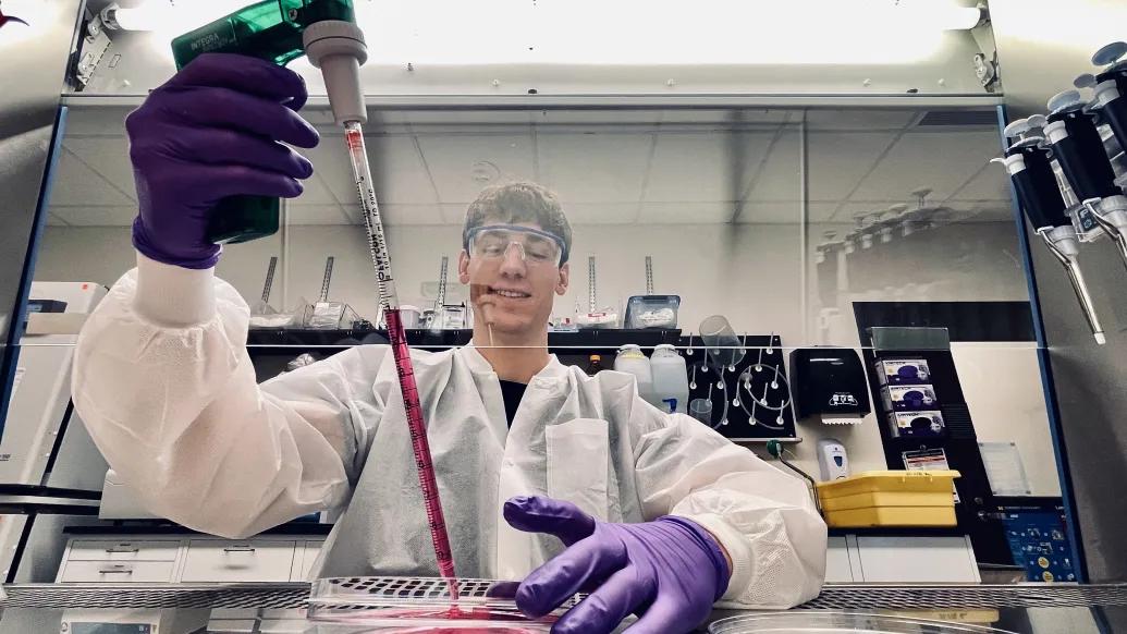 Aurel Leuchtmann, Ph.D., working in lab