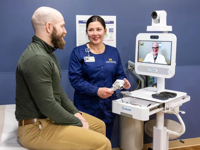 A patient talks to a doctor by telemedicine.