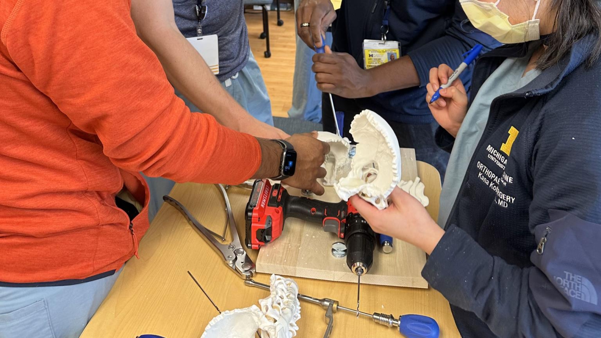 Simulation of trainees learning how to use the power tools on the skeleton for surgery 