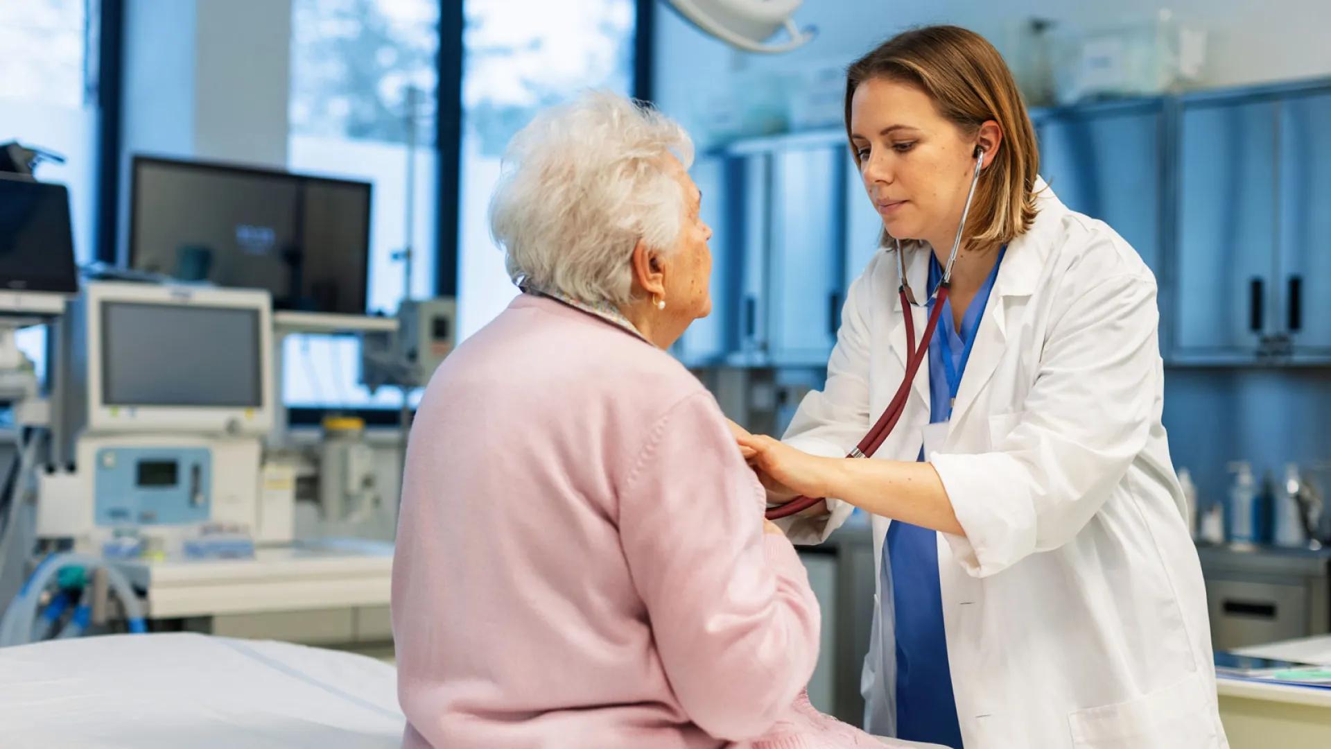  Physician listens to heartbeat