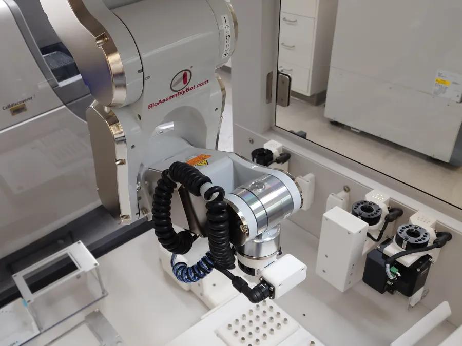  Bio Assembly Robot in Indika Rajapakse's lab
