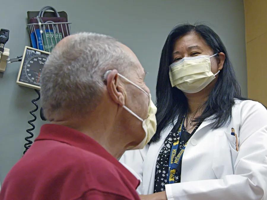 A Geriatric Medicine physician works with a patient