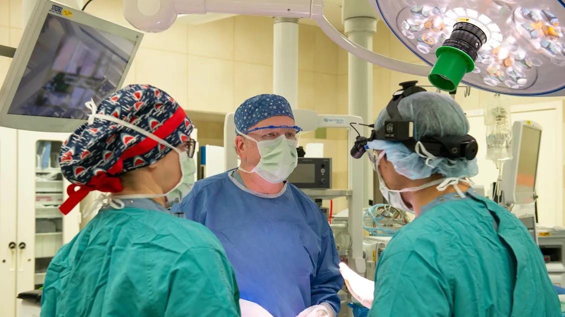 omfs surgeons discussing in the operating room 