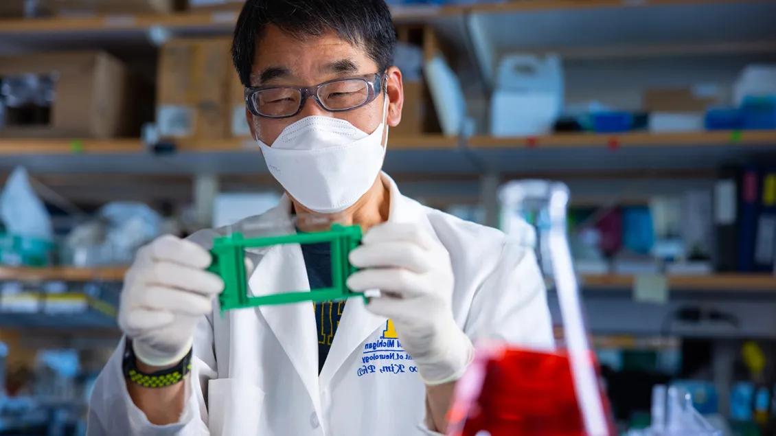 Dr. Bhumsoo Kim working in the lab of the NeuroNetwork for Emerging Therapies
