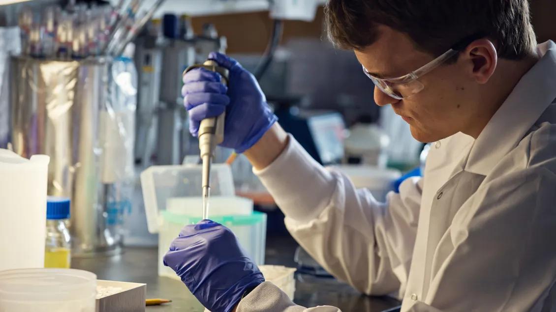 man pipetting in lyssiotis lab 