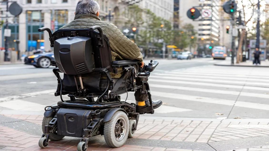 CDHW - MI-SCIMS - Man in wheelchair in the city
