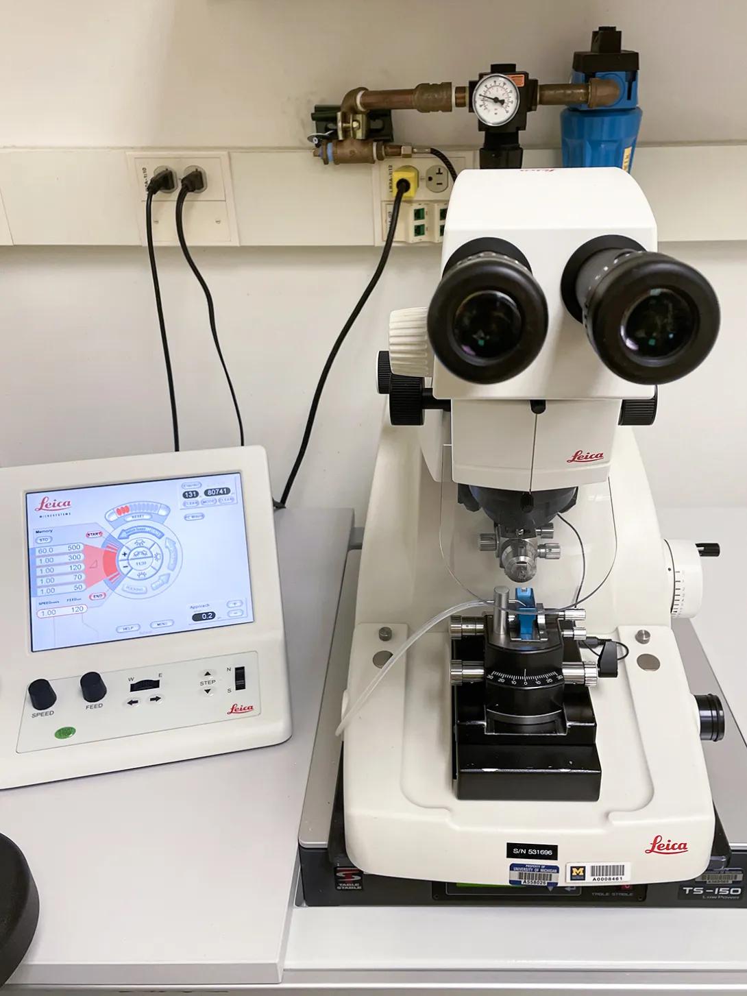Photo of LEICA EM UC7 ULTRAMICROTOME