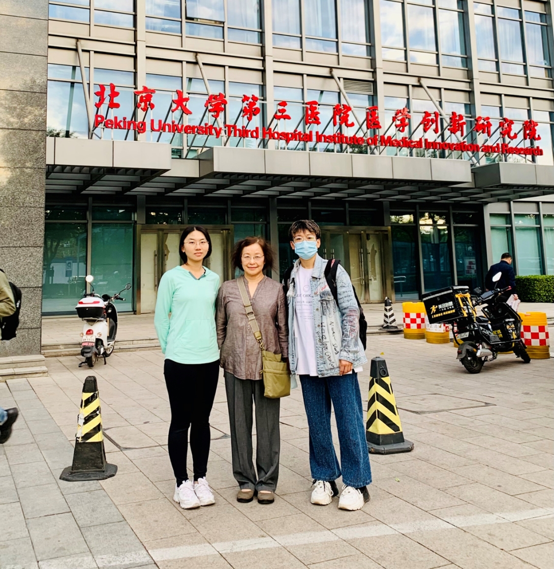 Lin Lin (center) with colleagues from the Ding lab at Peking University Third Hospital.