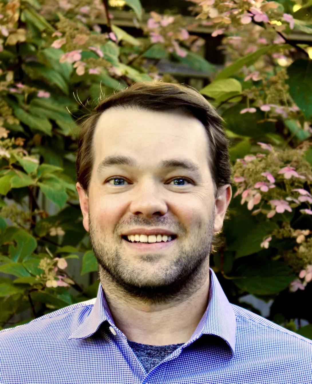 Elliot Sorelle headshot