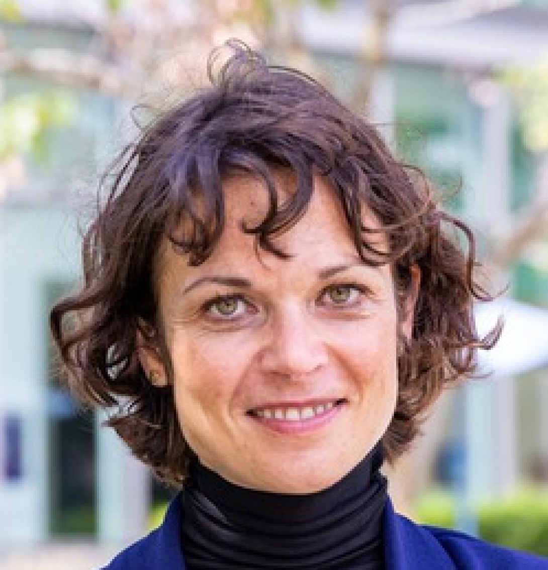 Claudia Loebel headshot