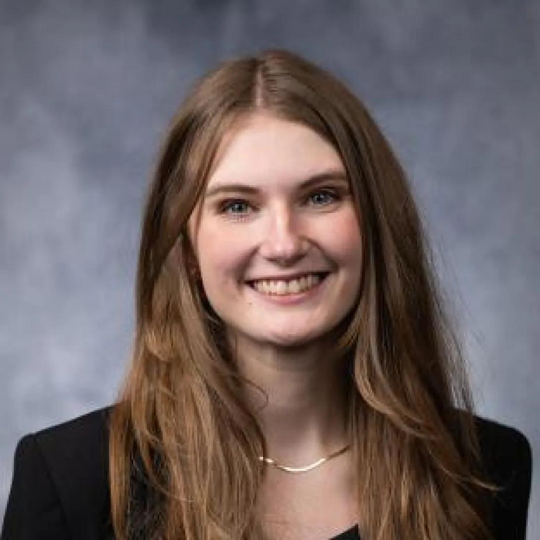 Julia Evanski headshot
