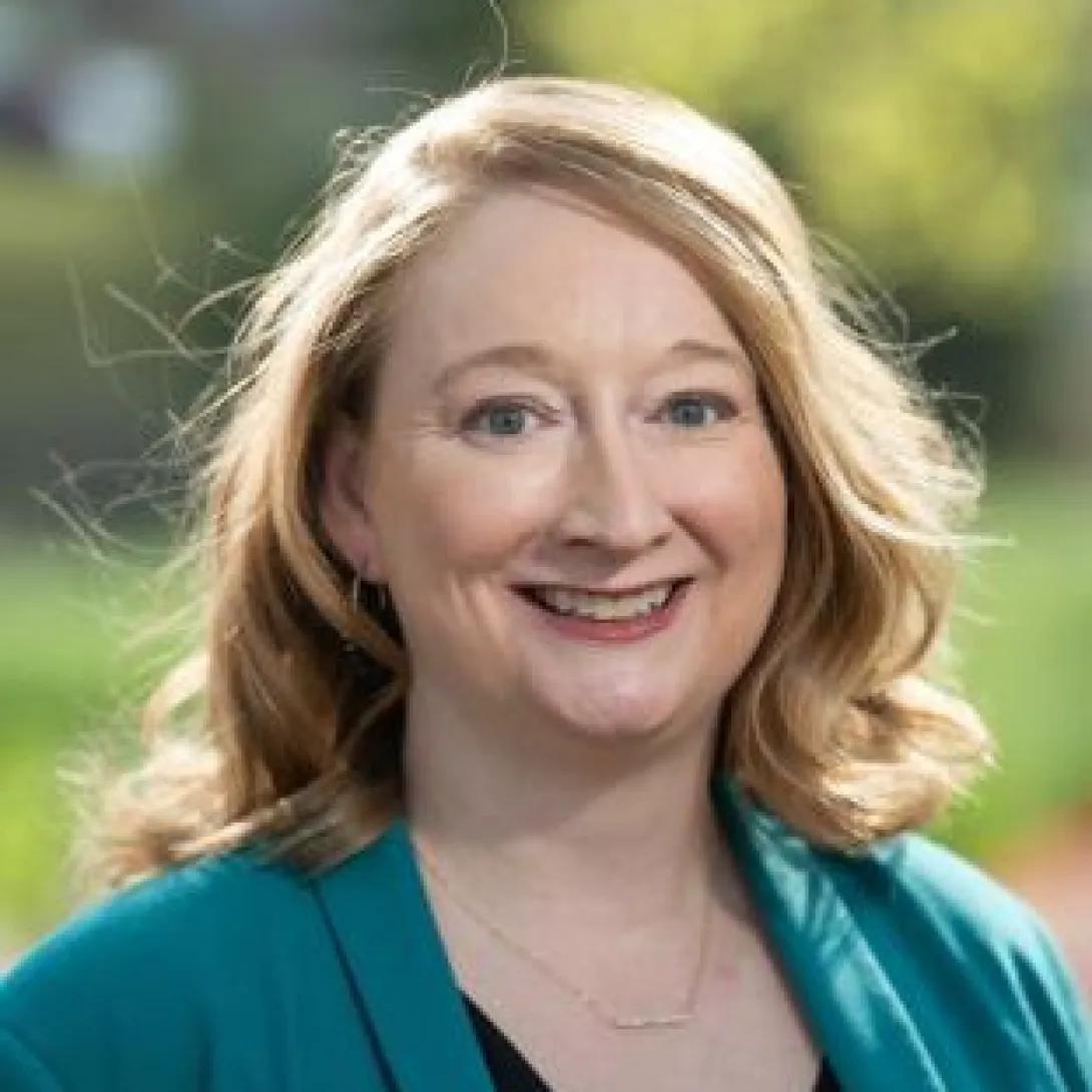 Erin Bonar headshot
