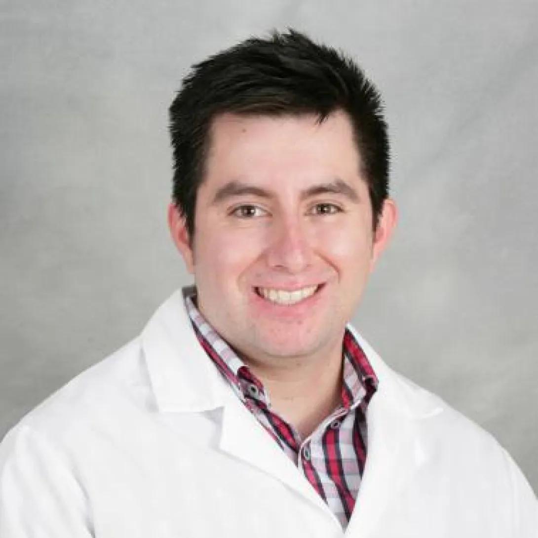 Guillermo Flores headshot
