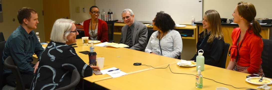 Psychotherapy group training amongst 7 people around a table